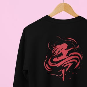 Bluza Whimsical Dancer | Bluza z okrągłym dekoltem Fantasy Dance | Bluza Ethereal Spinning Lady | Romantyczny estetyczny prezent dla miłośników książek fantasy