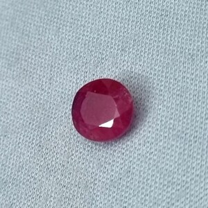 以下が含まれることがあります： ファセットカットされた深紅色の楕円形の宝石