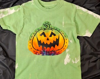 T-shirt d'Halloween upcyclé : citrouille tie-dye arc-en-ciel pour enfants, taille 6/7
