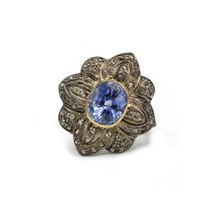 Flower ring - Gold, silver, sapphire and diamonds.