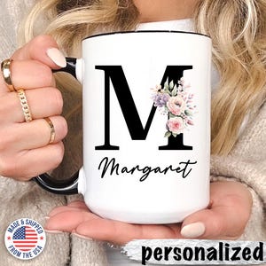 Canecas com nome Canecas de café personalizadas Caneca personalizada Letra inicial Caneca com nome Canecas com monograma Canecas com alfabeto floral Caneca de café com flores personalizadas Presente