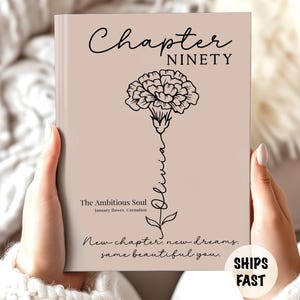 Könnte beinhalten: Ein hellbeiges Notizbuch mit dem Text Chapter NINETY oben. Eine schwarze Strichzeichnung einer Nelke ist zentriert, wobei der Name Olivia in den Stiel integriert ist. Darunter steht The Ambitious Soul, January flower, Carnation und New chapter, new dreams, same beautiful you.