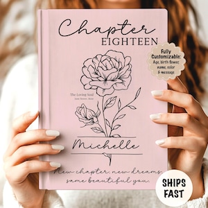 Peut inclure: Une couverture de livre rose avec le texte "Chapter Eighteen" et une illustration florale. Le livre est personnalisé avec le nom "Michelle" et la phrase "New chapter, new dreams, same beautiful you." Entièrement personnalisable.