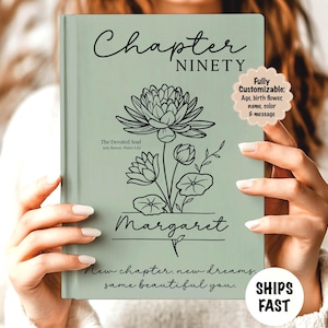 Könnte beinhalten: Ein personalisiertes Buch mit einem salbeigrünen Einband, der ein Blumendesign und den Namen "Margaret" zeigt. Der Einband enthält auch den Text "Chapter Ninety" und "New chapter, new dreams, same beautiful you."
