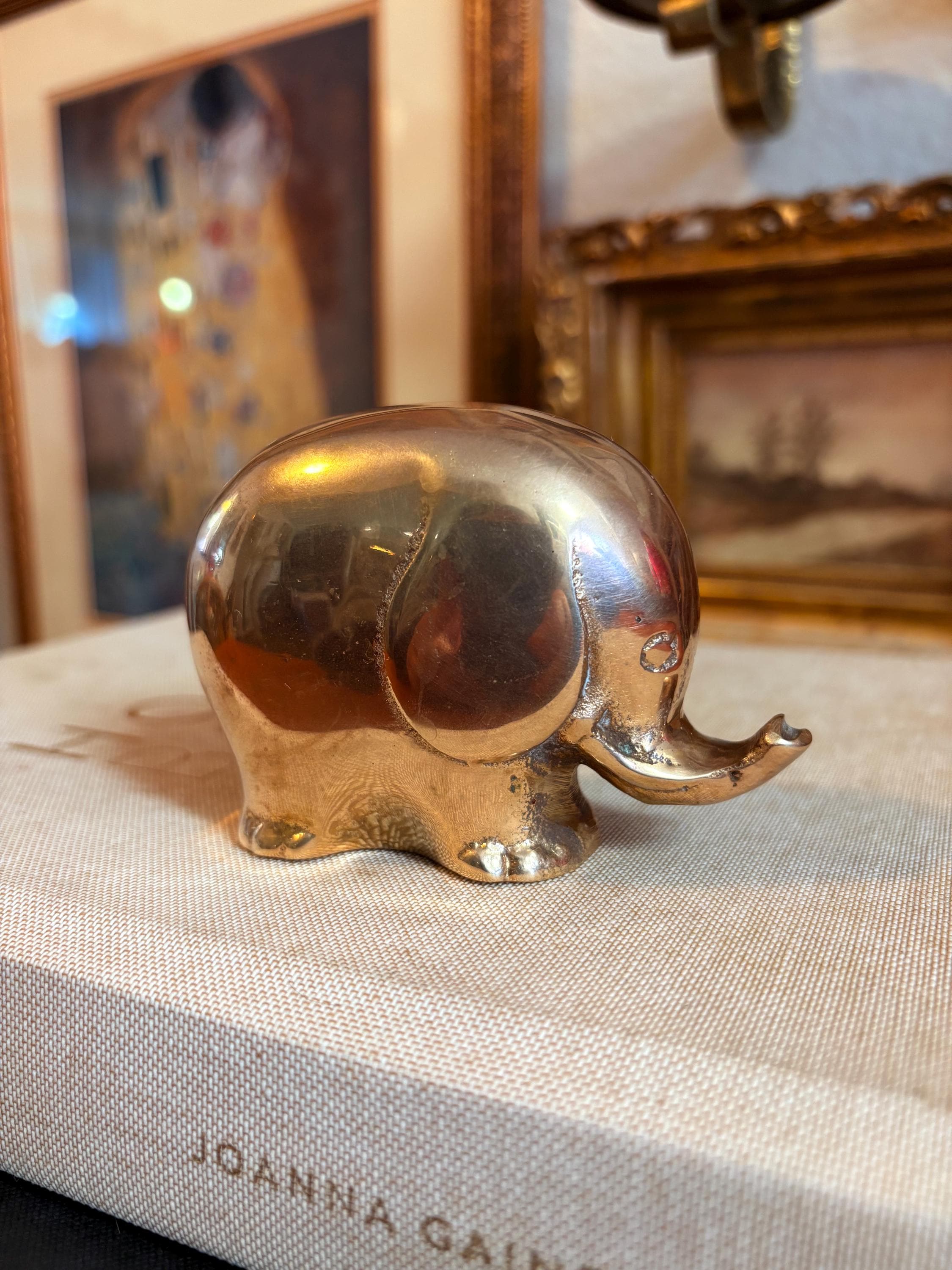 ヴィンテージの真鍮製ラッキーゾウの置物 – トランクアップで幸運を