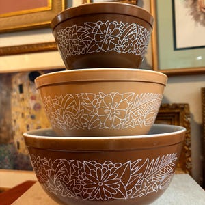 Vintage Pyrex Woodland Rührschüssel-Set - 3er-Set Brown & Tan Floral Nesting Bowls, 1970er Jahre Küchengeschirr