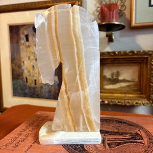 Vintage Onyx Horse Head Bookend – Carved Stone Equestrian Decor – Cream & Amber Striped Marble Look