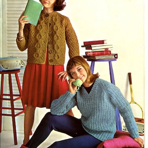 Puede incluir: Dos mujeres con suéteres de punto. Una mujer sostiene un libro y la otra está al teléfono. La mujer al teléfono está sentada en un cojín colorido.