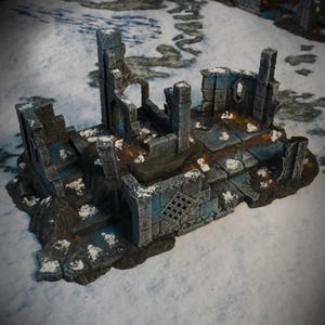 Puede incluir: Una ruina de piedra en miniatura, desgastada y con detalles de nieve. El modelo presenta muros rotos, arcos y una pequeña ventana, sugiriendo un tema de fantasía o histórico. La paleta de colores incluye tonos de gris, azul y marrón, creando una apariencia realista y envejecida.
