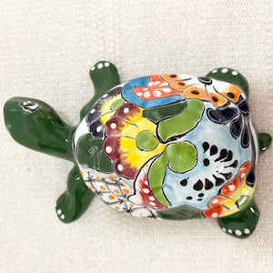 Handgjord Talavera-klippsköldpadda - Mexikansk keramisk folkkonst - Färgglad trädgårds- och heminredning - Talavera-klippsköldpadda - Färgerna varierar - Antal 1