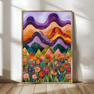 Może przedstawiać: Oprawiony wydruk artystyczny przedstawiający kolorowy krajobraz. Grafika przedstawia warstwowe, stylizowane góry w odcieniach fioletu, pomarańczy i zieleni, nad tętniącym życiem polem kwiatów. Wydruk jest w drewnianej ramie.