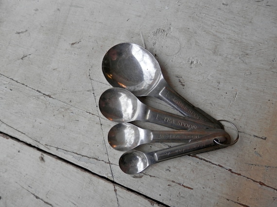 Vintage Set of 4 Metal Measuring Spoons 1/4, 1/2, 1tsp 1 Tbs 