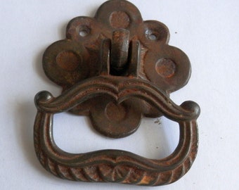 one (1) antique English style ring pull vintage steel iron