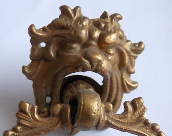 one circa 1900 lion head ring pull. hard to find item victorian original