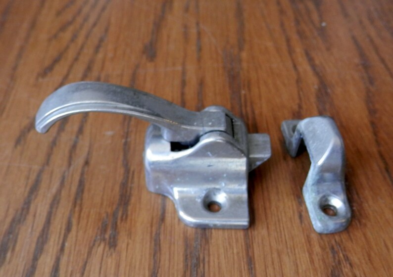 Eine antike bündige Halterung Schrank Riegel mit Fang | Etsy