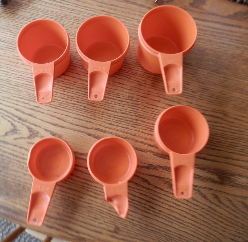 set of 6 orange tupperware measuring cups 14 23 34 1 cup vintage 12 13