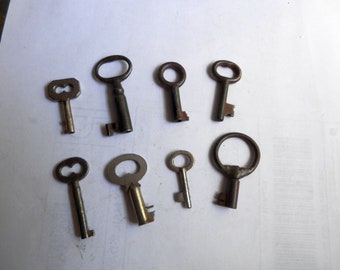 8 antique keys vintage D