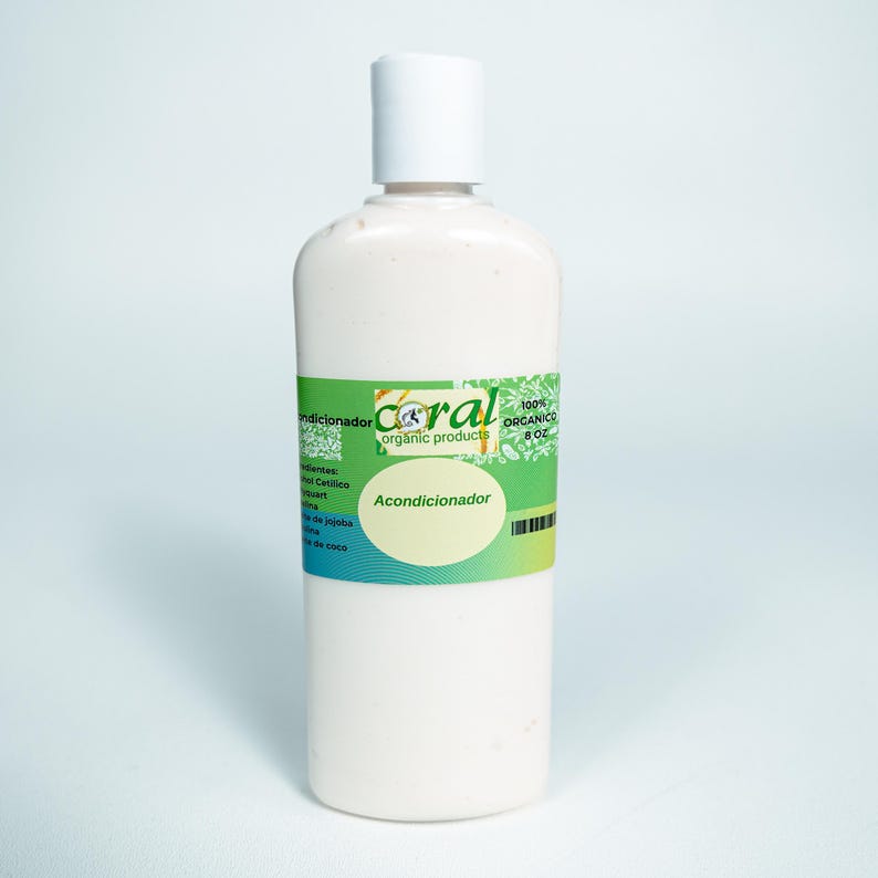 Puede incluir: Una botella de pl&aacute;stico blanco de acondicionador para el cabello con una tapa blanca. La botella tiene una etiqueta verde y blanca con la palabra "Coral" y el texto "organic products". La etiqueta tambi&eacute;n dice "Acondicionador" y 237 ml.
