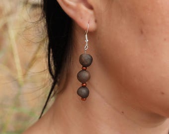 Orecchini con perline di argilla fatti a mano – Tonalità naturali della terra con dettagli in rame, leggeri e realizzati dai Cherokee