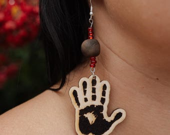 Orecchini a mano MMIP: legno di betulla, perline di argilla rossa - Cherokee Made