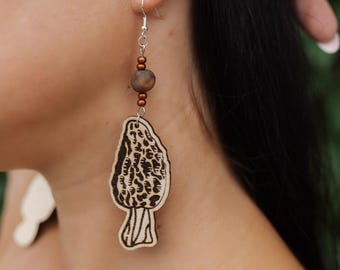 Orecchini a forma di fungo Morchella – Legno di betulla tagliato al laser con perline di argilla