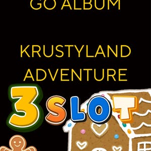 Op de afbeelding: Een zwarte achtergrond bevat gele tekst met de tekst THE SIMPSONS GO ALBUM KRUSTYLAND ADVENTURE. Daaronder verschijnt de tekst 3 SLOT in kleurrijke, afgeronde letters naast een peperkoekhuisje versierd met wit glazuur en een peperkoekfiguurtje.