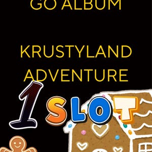 Op de afbeelding: Een zwarte afbeelding met gele tekst die THE SIMPSONS GO ALBUM KRUSTYLAND ADVENTURE leest. Onder de tekst staan een groot cijfer 1, het woord SLOT in kleurrijke letters, een peperkoekmannetje en een peperkoekhuisje met wit glazuur.