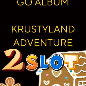 Op de afbeelding: Een zwarte afbeelding met gele tekst die THE SIMPSONS GO ALBUM KRUSTYLAND ADVENTURE 2 SLOT leest. Het ontwerp bevat een bruine peperkoekman en een peperkoekhuisje versierd met wit glazuur, kleurrijke snoepjes en hartvormige details.