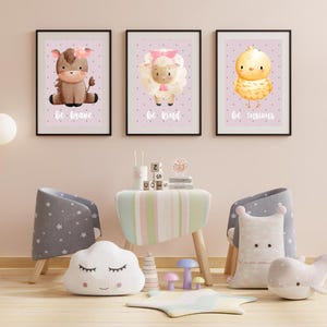 Arte de pared para guardería con animales de granja / Juego de 3 impresiones en colores pastel / Decoración de habitación de niña / Pósteres de animales en rosa y beige / Descarga instantánea
