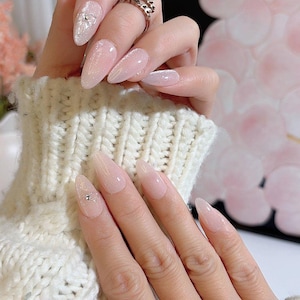ソフトスパークルショートアーモンドプレスオンネイル | CHICNAILS
