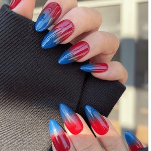 Uñas postizas con efecto degradado de rojo a azul medio – Diseño almendrado con degradado llamativo