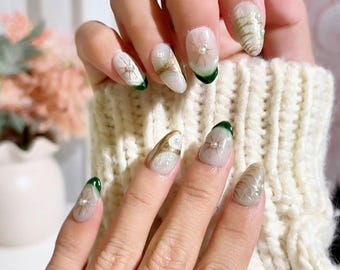 Uñas postizas Forest Glow – Diseño de mármol verde y perlas con hojas de oro