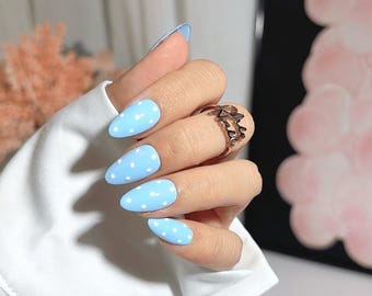 Uñas postizas azules con lunares