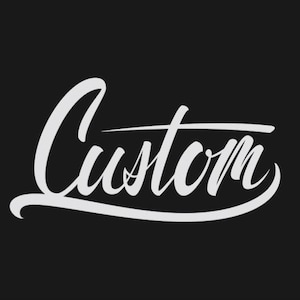 Peut inclure: Le mot Custom est écrit dans une police cursive stylisée blanche sur un fond noir uni. Le lettrage présente un soulignement prononcé et balayant qui s'étend de la base de la lettre C jusqu'à la fin du mot.
