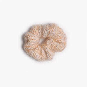 Peachfarbener handgestrickter Scrunchie aus Mohair, Seide & Babyalpaka
