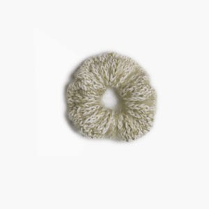 Lindfarbener, handgestrickter Scrunchie aus Mohair, Seide & Babyalpaka
