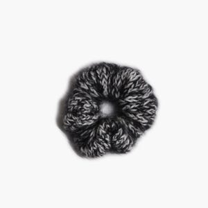 Schwarz-weisser, handgestrickter Scrunchie aus Mohair, Seide & Babyalpaka