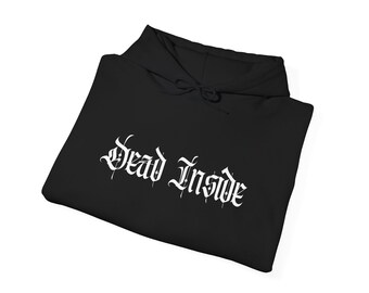 Könnte beinhalten: Schwarzer Kapuzenpullover mit dem weißen Schriftzug "Dead Inside" in gotischer Schrift. Der Hoodie hat eine Kapuze mit Kordelzug und ist gefaltet. Das Bild ist vor weißem Hintergrund.