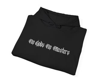 Könnte beinhalten: Schwarzer Kapuzenpullover mit dem weißen Text "NO GODS NO MASTERS" in gotischer Schrift. Der Hoodie hat eine Kapuze mit Kordelzug und ist ordentlich gefaltet. Der Stoff scheint weich zu sein.