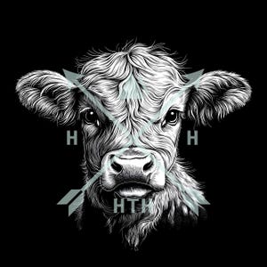 以下が含まれることがあります： 矢印の十字架を背後に持つ子牛の頭の白黒のイラスト。矢印の中央には「HTH」の文字があります。