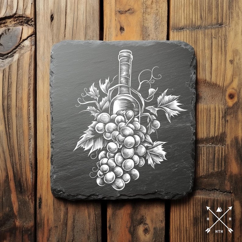 Puede incluir: Ilustraci&oacute;n en blanco y negro de una botella de vino y uvas sobre una posavasos de pizarra negra.