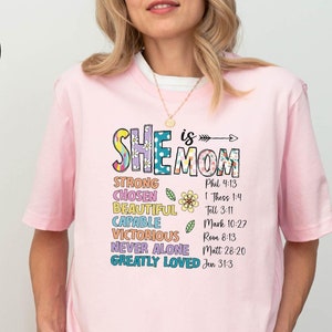 Koszulka She Is Mom, koszulka Strong Mom Bible Verse, koszulka dla mamy o tematyce religijnej, bluza dla matki religijnej, prezent na chrześcijański dzień matki