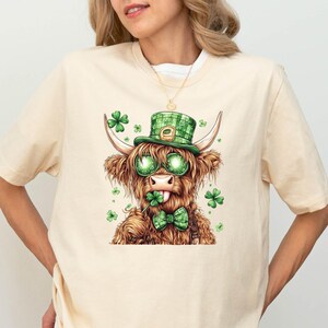 St Patrick&#39;s Day Highland Cow Sweatshirt, Shamrock Cow Shirt, Retro St Patrick&#39;s Day Tee, One Lucky Heifer Shirt, Irish Cow Lover Gift