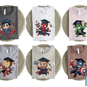 T-shirt superheld afstuderen, Superman Iron Man Thor Spider-Man Hulk Captain America-shirt, schattig shirt met afgestudeerde pet en scroll