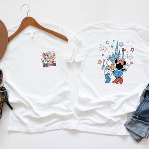 Camiseta Disney Castelo de Duas Faces Melhor Amiga, Camiseta Minnie Daisy Fogos de Artifício, Camiseta Combinando Amiga, Camiseta Parque Disney, Suéter Vermelho Branco Azul Desenho Animado