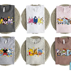 Camiseta con letras de la familia Disney, camiseta con arte de personajes de mamá y papá, camiseta de Mickey, Minnie, Toy Story, Pooh, Piglet, Donald y Daisy