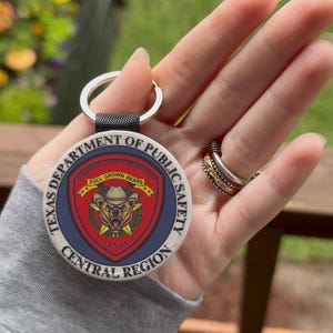 Llavero con placa del Departamento de Seguridad Pública de Texas / Número de placa personalizado / Llavero con parche policial sublimado / Regalo personalizado para policías estatales de Texas / Varios diseños de parches