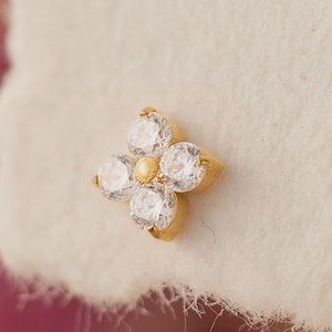 Boucle d'oreille fleur en titane 18 g/16 g • Boucle d'oreille tragus • Hélice • Cartilage • Filetage interne • Boucle d'oreille à l'arrière plat • Cadeau pour elle