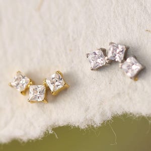 Clous d'oreilles triple cz carré en titane 18 g/16 g • Boucle d'oreille tragus • Hélice • Cartilage • Filetage interne • Boucle d'oreille à dos plat • Cadeau pour elle