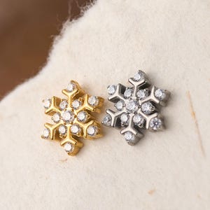 18G / 16G Titan Schneeflocke Labret Ohrstecker • Tragus Ohrring • Helix • Knorpel • Innengewinde • Flachrücken Ohrring • Geschenk für Sie